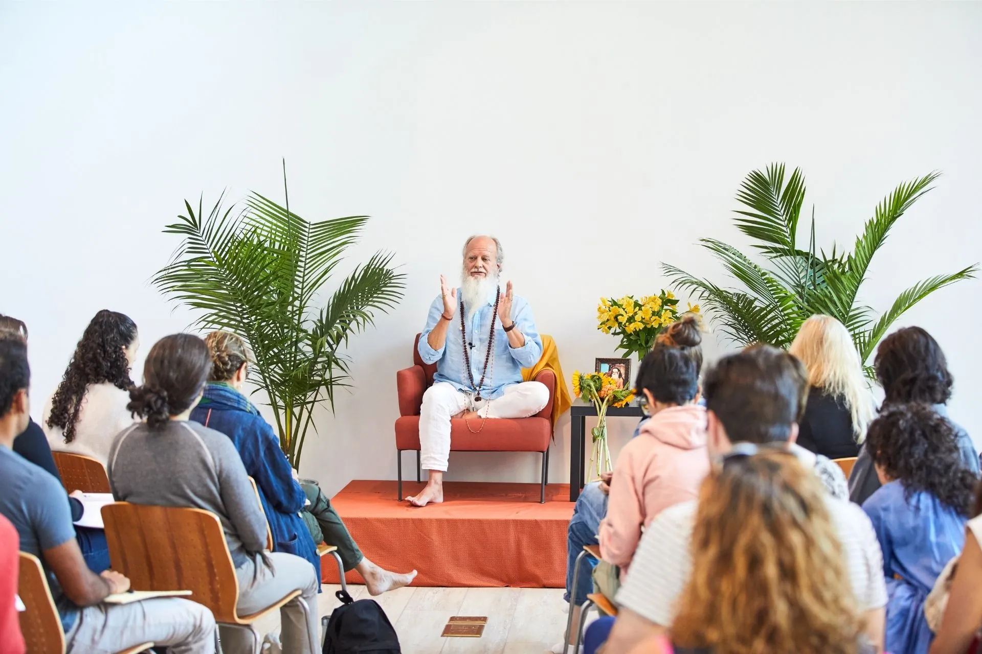 Thom Knoles with audience